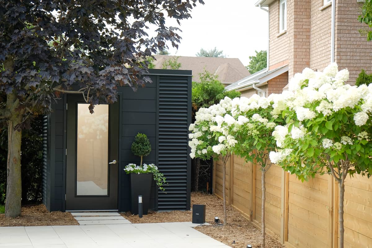 H.B - Black Cube in Richmond Hill by Backyard Escape Studios