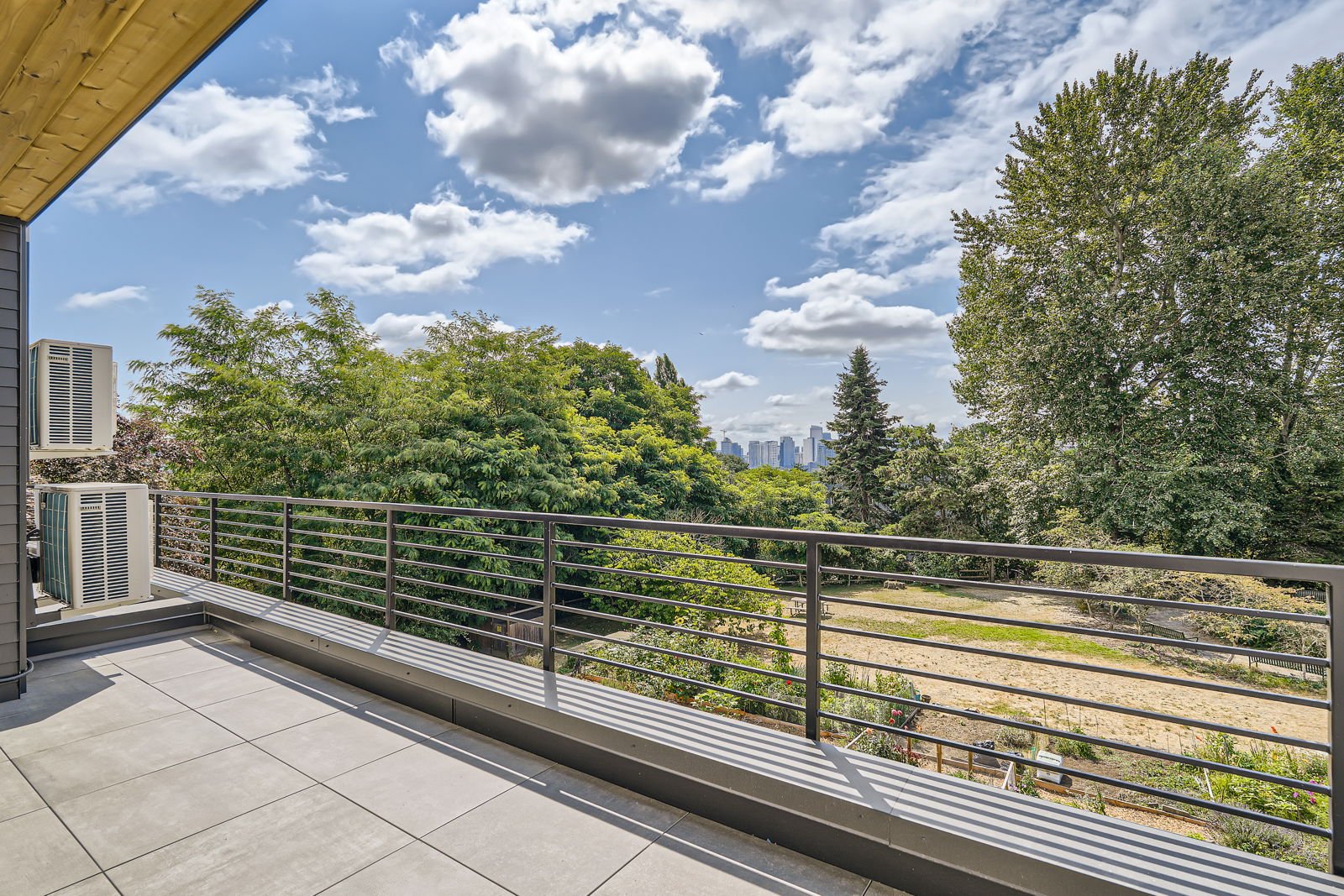 515 Howe St Seattle thumbnail 3