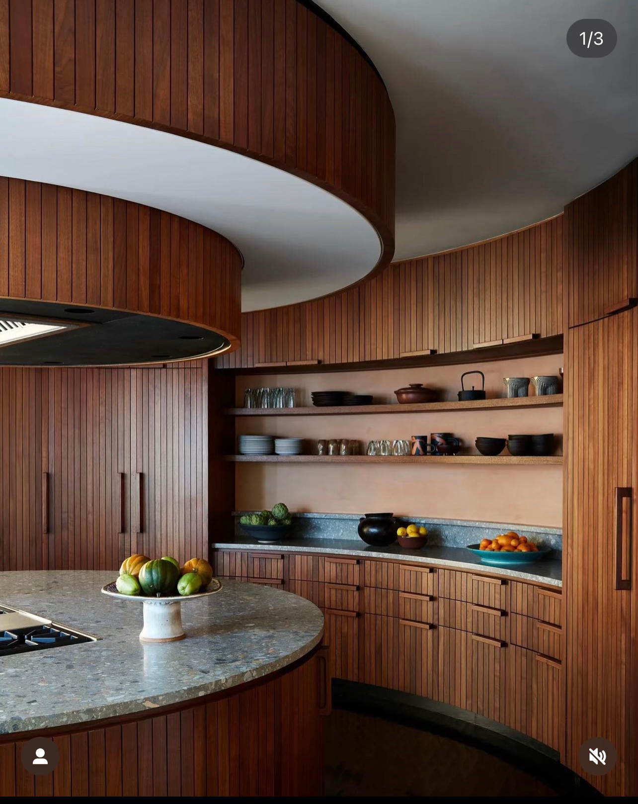 The Queen thumbnail 5