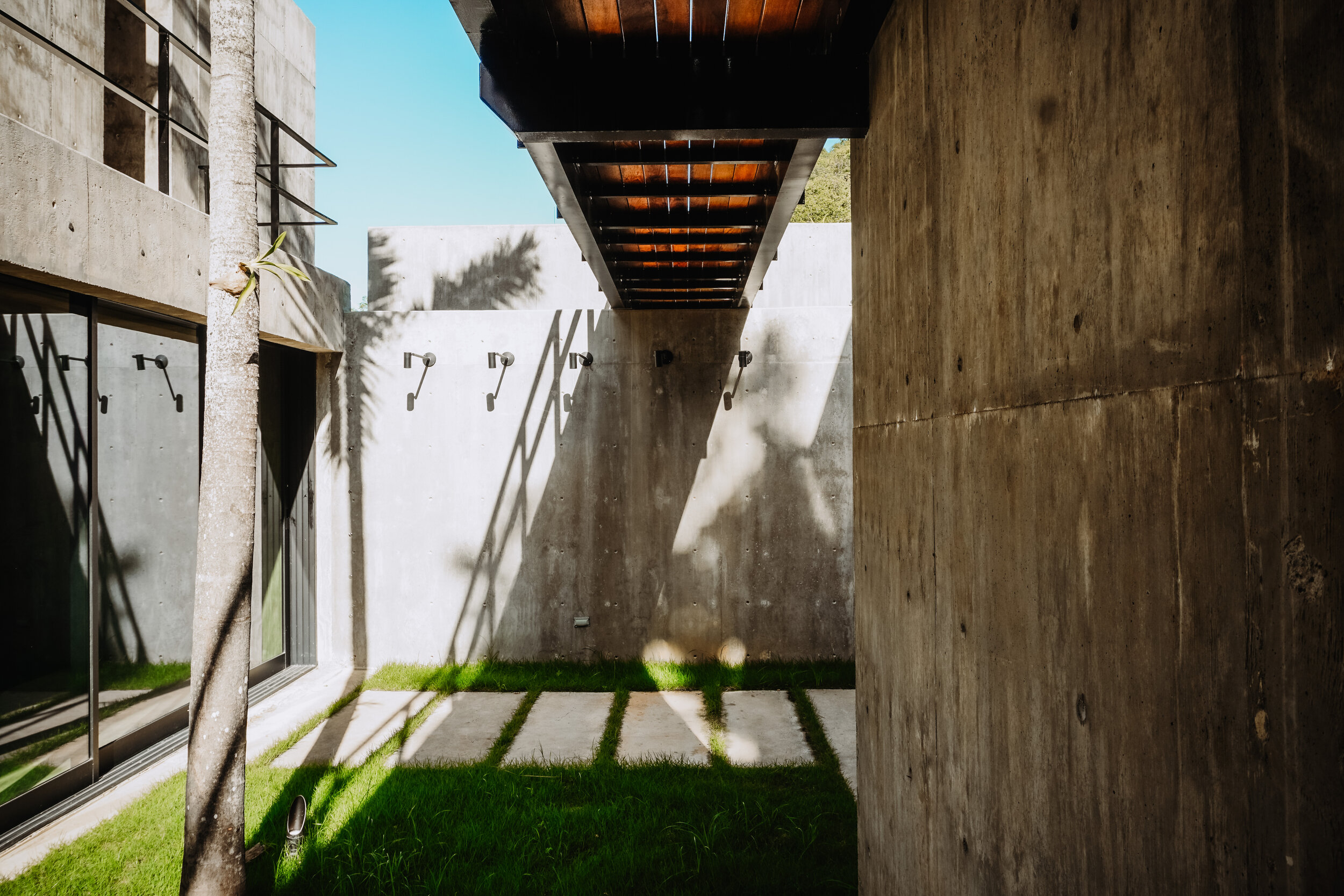 VI HOUSE thumbnail 7