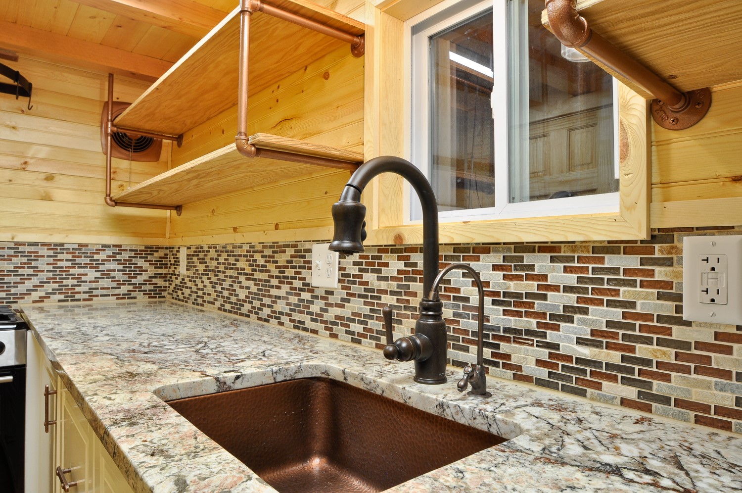 THE EMERALD thumbnail 2