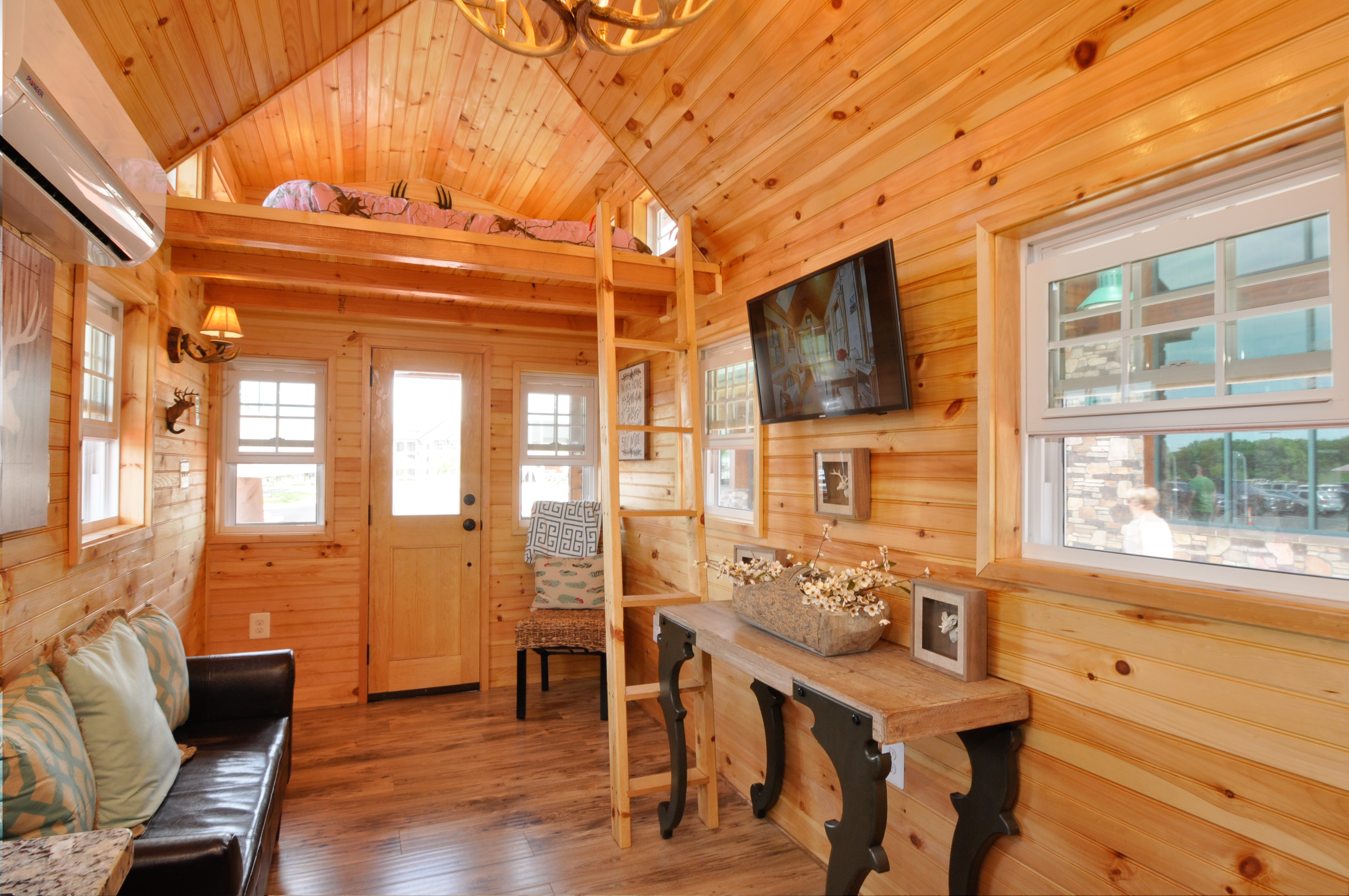 THE MOUNTAINEER thumbnail 2