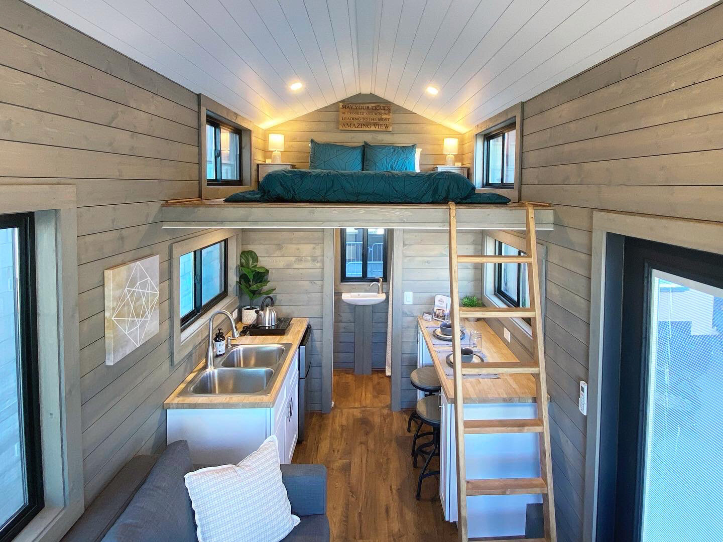 THE LIMITED thumbnail 2