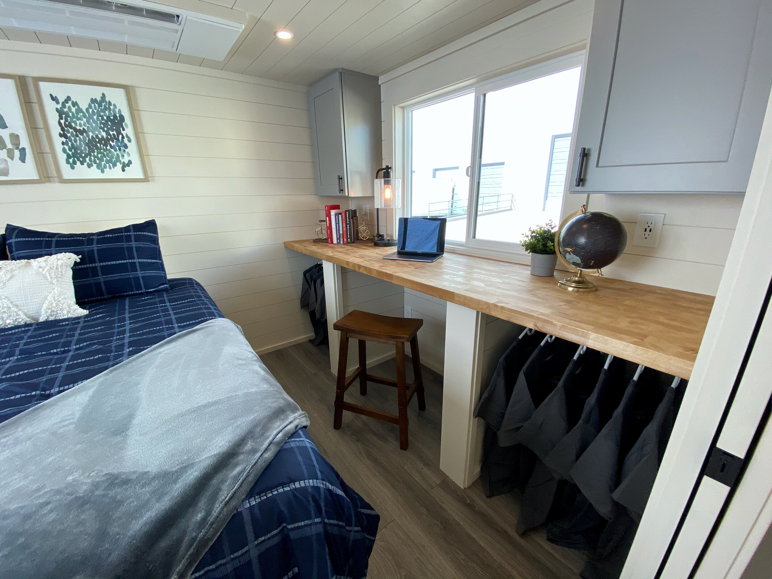 THE MANOR thumbnail 2